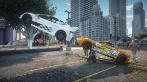 サムネイル：【速報】頭上に2台の自動車出現、ド派手な歪みに市民困惑